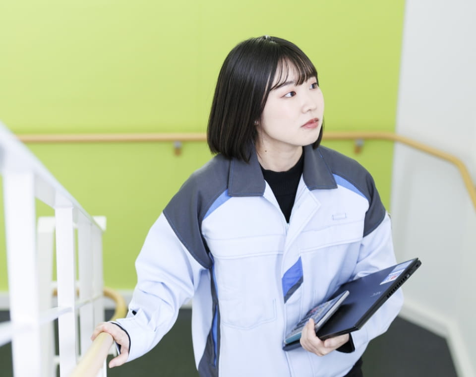 女性が歩いている写真