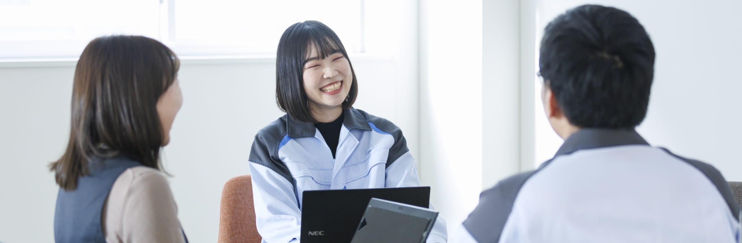 男女3人が談笑している写真