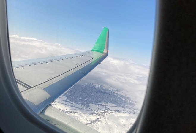 飛行機の窓から撮影した写真