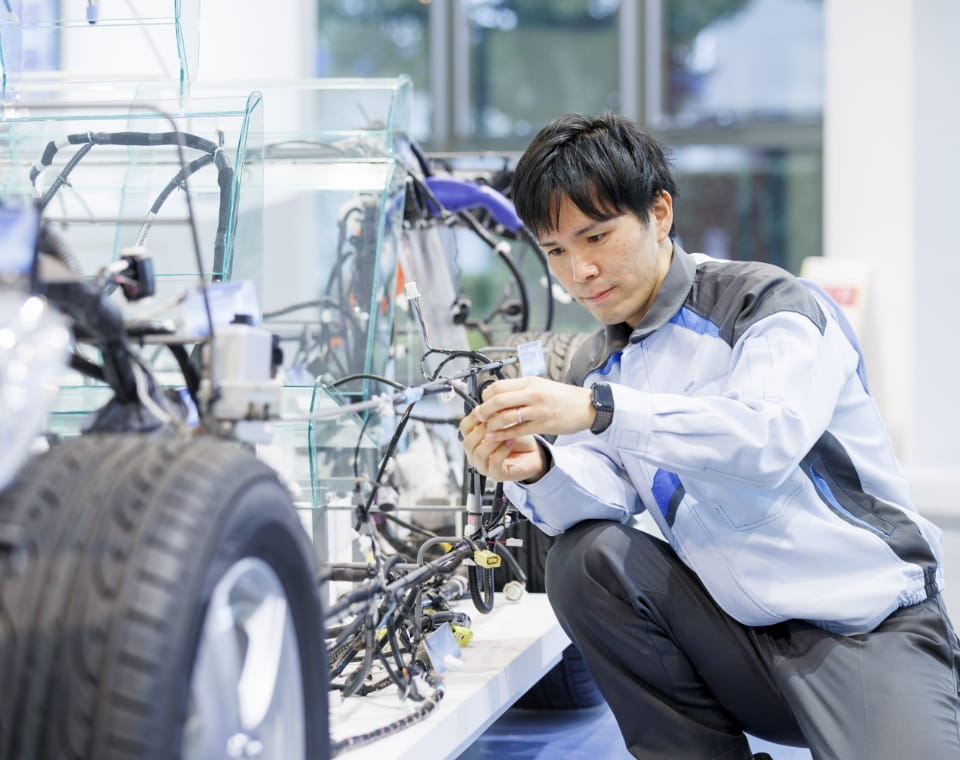 男性が車の修理をしている写真
