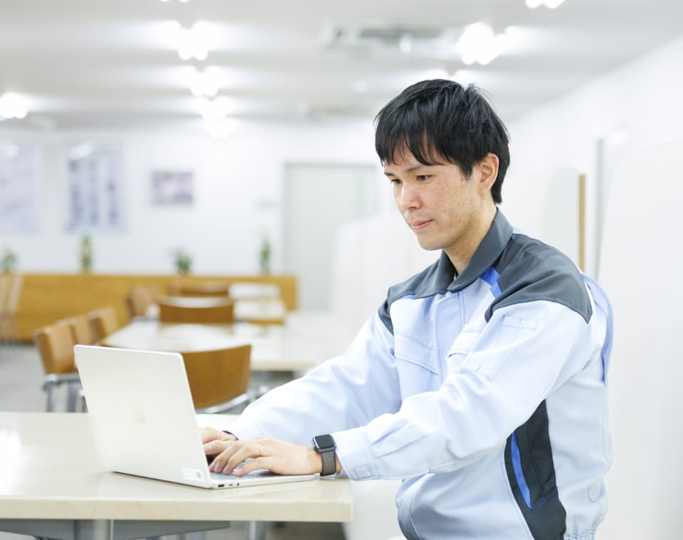 男性がパソコンを触っている写真